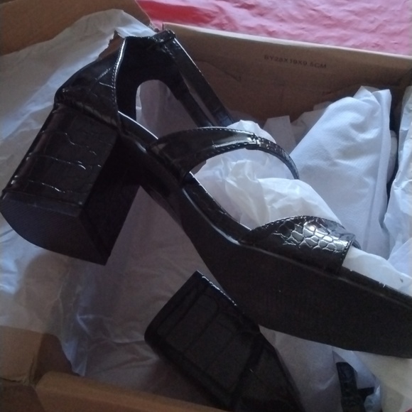 Sandals - Picture 2 of 4